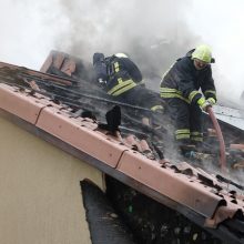 Ringauduose atvira liepsna degė namas, nukentėjo žmogus