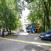 Neįprastas vaizdas: Kauno centre įlūžus asfaltui į duobę įkrito šiukšliavežis