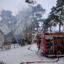 Gaisras Kaune: atvira liepsna dega namo stogas