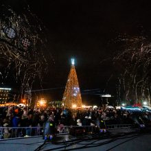 Lazerių nušviesta Druskininkų eglė stulbina nuolat kintančiais apdarais