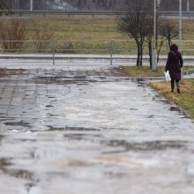 Plikledis muša traumų rekordus: kai kurie gyventojai patys tirpdo ledą, kad nesusižeistų