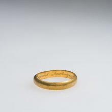  Inicialai ant Zigmanto Sierakausko vestuvinio žiedo