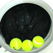 Į skalbimo mašiną įdėti kamuoliukai užtikrina, kad dygsniuoto palto užpildas nesušoks nei skalbiant, nei džiovinant