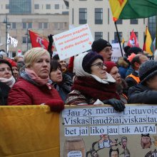 Tūkstančiai žmonių mitinge reikalavo didesnių algų mokytojams