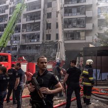 Sudaužyti gyvenimai: Kyjive iš griuvėsių ištraukta mergytė, bandoma išgelbėti ir jos mamą