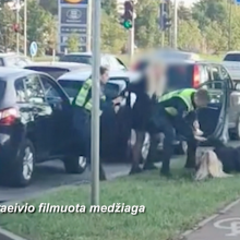 Mįslinga avarija Kaune: nuo pareigūnų nukentėjo su eismo įvykiu nesusijusi vairuotojos mama