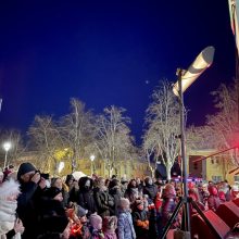 Biržuose sužibo karkasinė eglė: panaudota daugiau nei du tūkst. šakų