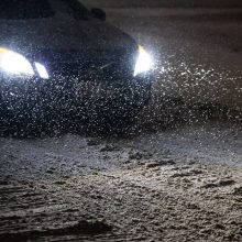 Visoje Lietuvoje – sudėtingos eismo sąlygos: tęsiasi snygis, kai kur matomumas siekia iki 50 metrų