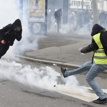 Paryžiuje per „geltonųjų liemenių“ susirėmimą su policija sužeistas vyras