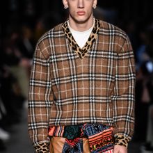 Po Londono mados savaitės „Burberry“ pašalino džemperius su gobtuvais ir kilpa