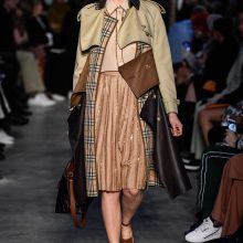 Po Londono mados savaitės „Burberry“ pašalino džemperius su gobtuvais ir kilpa