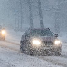 Eismo sąlygas sunkina snygis, pustymas ir plikledis