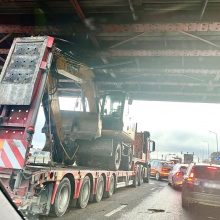 Netilpo: krovininis automobilis apgadino tiltą