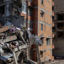 Žiniasklaida: Turkijos gelbėtojai iš griuvėsių ištraukė tris gyvus žmones, įskaitant vaiką