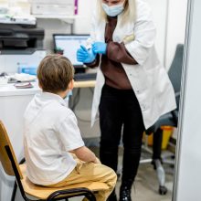 Profesorius: vaikams skirta vakcina nuo COVID-19 jau nebėra eksperimentinė