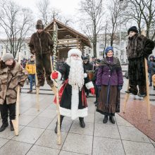 Puošnioji eglė į sostinę atviliojo net šešis Kalėdų Senelius 