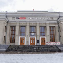 Nėščioji geležinkelio stotyje negalėjo pasinaudoti tualetu: vyras skubiai vežė į degalinę 