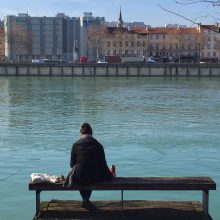 Kai kurie draugai kelionėse pastebi ne tik pagrindinius turistinius objektus, o kai ką kitoniško. Čia moteris su arbata Lijone. 