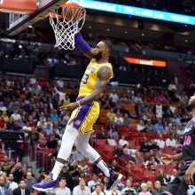 L. Jamesas įtempė raumenis – jo 51 taškas pakylėjo „Lakers“