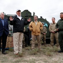 Pinigų sienos statyboms reikalaujantis D. Trumpas apsilankė JAV ir Meksikos pasienyje