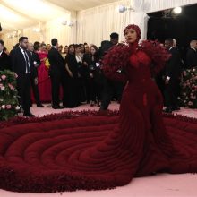 Ekstravagantiškasis mados renginys „Met Gala“: žvaigždžių įvaizdžiai vertė aikčioti