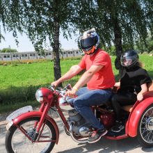 Senų motociklų mylėtojai skriejo Biržų keliais