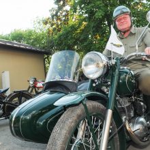 Senų motociklų mylėtojai skriejo Biržų keliais