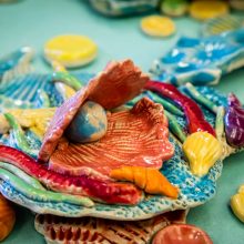 Delfinų terapijos centre – beveik šimto žmonių kurtas keramikos pano