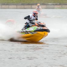 Vandens motociklų sporto meistrai į naują sezoną žengė lenktyniaudami Nemune