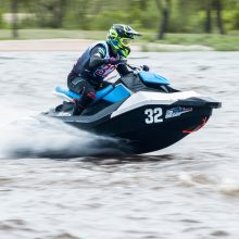 Vandens motociklų sporto meistrai į naują sezoną žengė lenktyniaudami Nemune