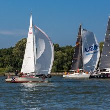 Įspūdingi vaizdai ir įtempta kova: Klaipėdoje startavo 52-oji „Kuršių marių regata“