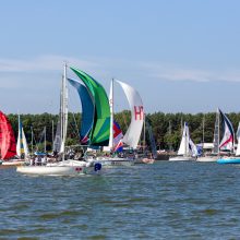 Įspūdingi vaizdai ir įtempta kova: Klaipėdoje startavo 52-oji „Kuršių marių regata“