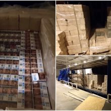 Kuro briketuose rastas paslėptas 300 tūkst. eurų vertės nelegalių rūkalų krovinys