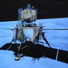 Kinijos zondo „Chang'e 5“ kapsulė grįžta į Žemę su Mėnulio grunto pavyzdžiais