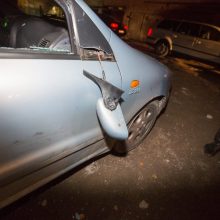 Klaipėdos Taikos prospekte siautėjo vandalai: gyventojas kieme rado suniokotą automobilį