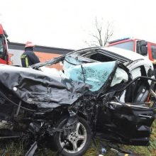 Netoli Panevėžio susidūrė du vilkikai ir „Mercedes-Benz“ automobilis: nukentėjo žmogus