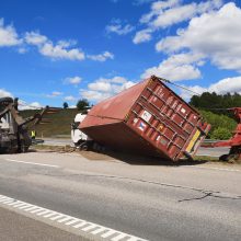 Magistralėje ties Gargždais – avarija: apvirto vilkikas, ribojamas greitis