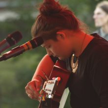 Anykščiuose nukambėjo pirmieji bardų festivalio „Purpurinis vakaras“ akordai