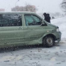 Judrioje Klaipėdos sankryžoje – stipri avarija: taksi automobilis rėžėsi į mikroautobusą