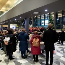 Kauno autobusų stotyje skambėjo kalėdinės dainos