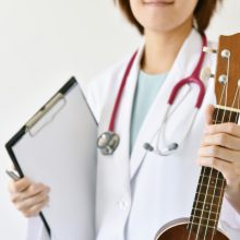 Muzikos terapeutė: daugelis ligų ateina iš nemeilės sau