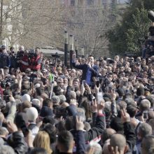Albanijoje tūkstančiai protestuotojų buvo apsupę parlamento pastatą