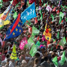 Paryžiuje protestuota prieš pagalbinio apvaisinimo galimybę vienišoms moterims