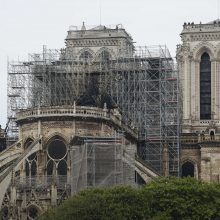 Prie Paryžiaus Dievo Motinos katedros gali būti pastatyta laikina medinė šventykla