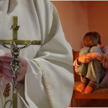 Prancūzijos bažnyčią krečia pedofilijos skandalas: išnaudojo beveik ketvirtį milijono vaikų