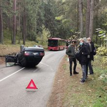 Per avariją Vilniuje „klevo lapu“ pažymėtas automobilis apsivertė ant stogo