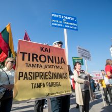 Vilniuje – tūkstantinis protestas: su plakatais „Ne gyvulių pasui“ ir „Dž. Sorošą lauk iš Lietuvos“