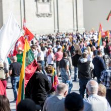 Vilniuje – tūkstantinis protestas: su plakatais „Ne gyvulių pasui“ ir „Dž. Sorošą lauk iš Lietuvos“