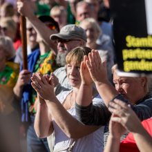 Vilniuje – tūkstantinis protestas: su plakatais „Ne gyvulių pasui“ ir „Dž. Sorošą lauk iš Lietuvos“