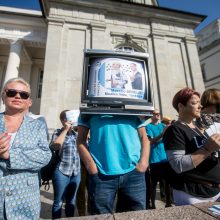 Opozicija įvertino per mitingą sustiprintą Seimo apsaugą: iki ko turėjome nusiristi